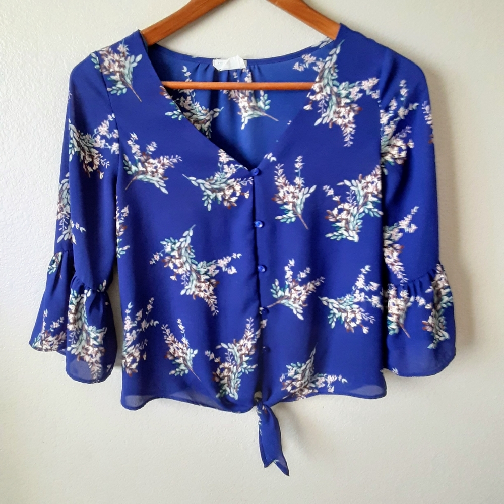 Pretty flowy, floral blue button up crop blouse.